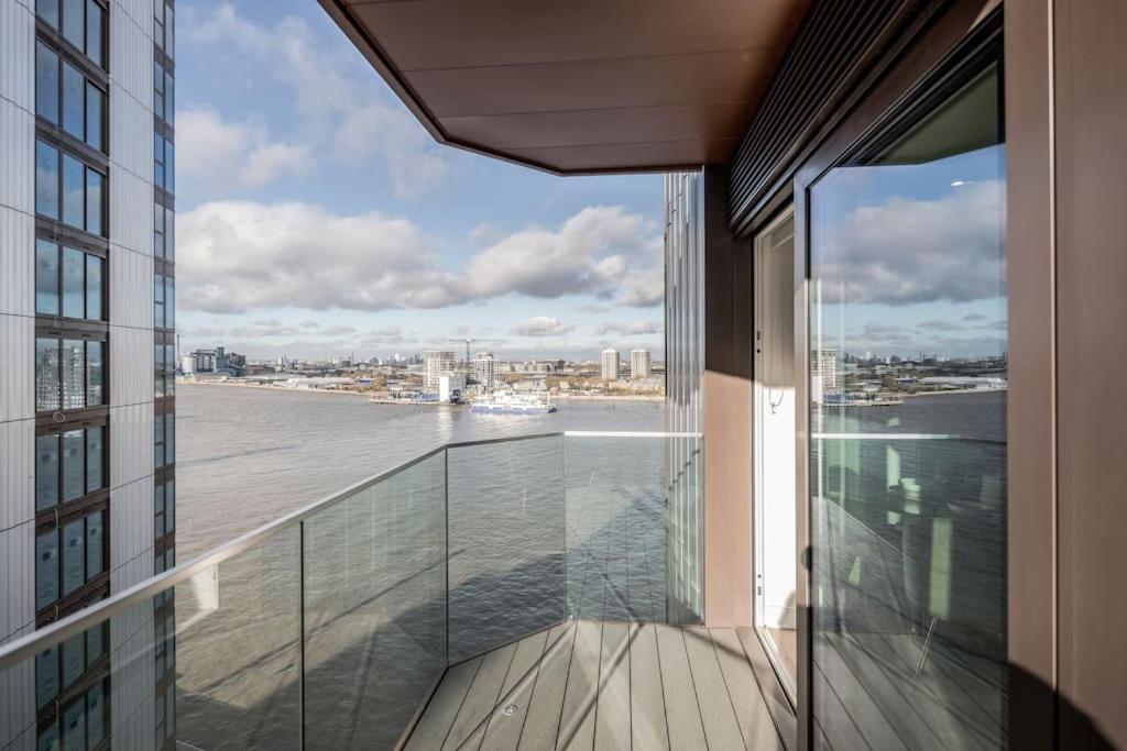 Brand New Royal Arsnal Riverside * Londra