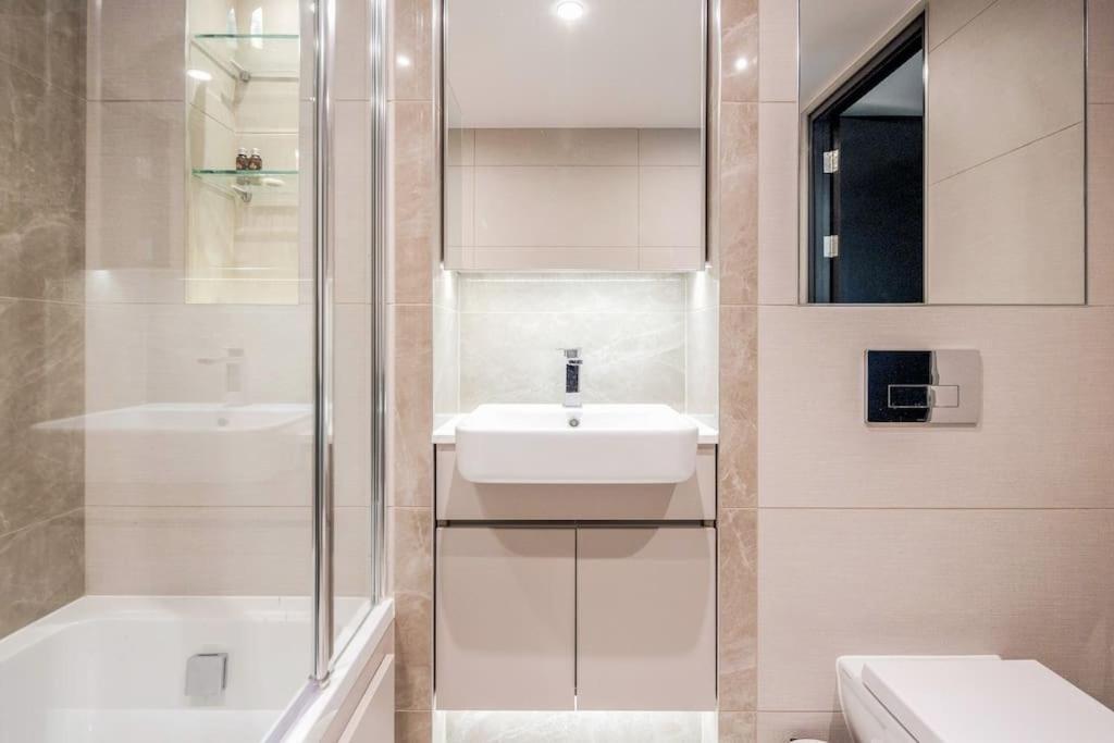 Brand New Royal Arsnal Riverside Londra